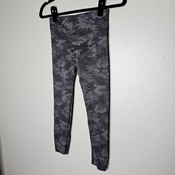 Spanx Size Medium Grey Camo Look At Me Now Seamless Leggings 2099R Slimming Crop - Picture 4 of 9